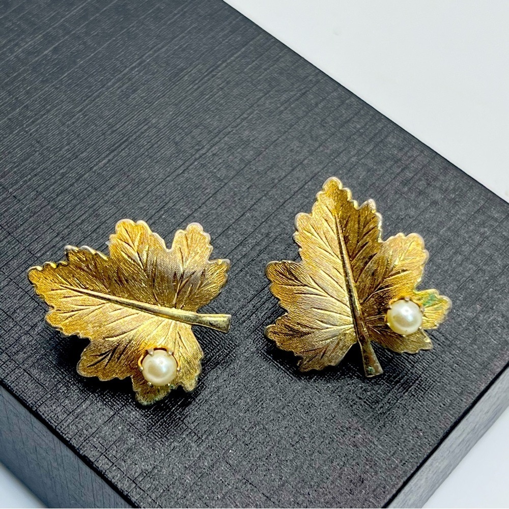 Sarah Coventry VTG '68 Whispering Leaf Earrings Golden Pearl 1"